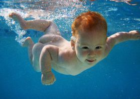 В каком возрасте можно начать обучать ребенка плаванию?