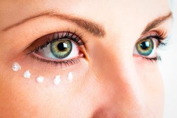 Как ухаживать за кожей вокруг глаз после 40 лет в домашних условиях